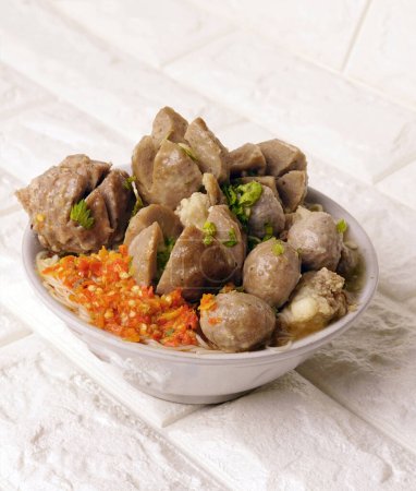 Leckere Rindfleisch-Frikadellen-Suppe lecker und gesund Suppenküche auch bekannt als Bakso in Indonesien mit frischer Chilipaste