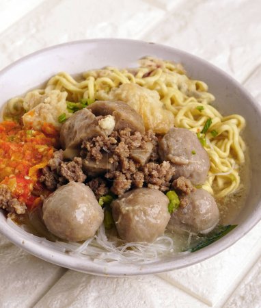 Leckere Rindfleisch-Frikadellen-Suppe lecker und gesund Suppenküche auch bekannt als Bakso in Indonesien mit frischer Chilipaste