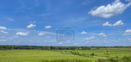 schöne Aussicht auf Landschaft und grüne Aussicht mit blauem Himmel und weißen Wolken natürliche Aussicht und grüne Felder