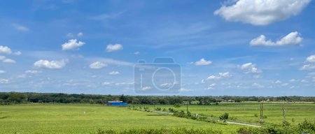 schöne Aussicht auf Landschaft und grüne Aussicht mit blauem Himmel und weißen Wolken natürliche Aussicht und grüne Felder