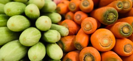 Téléchargez les photos : Composition avec assortiment de légumes biologiques crus. Régime de désintoxication se composent de légumes colorés produits sur le marché local - en image libre de droit