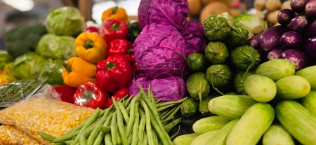 Téléchargez les photos : Composition avec assortiment de légumes biologiques crus. Régime de désintoxication se composent de légumes colorés produits sur le marché local - en image libre de droit