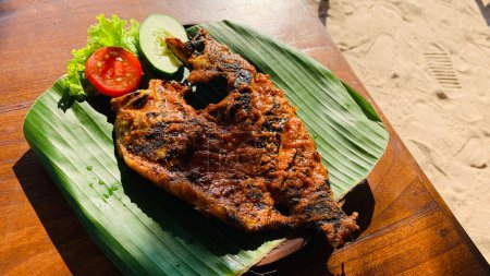 Foto de Ikan Bakar Bali, comida balinesa de pescado de pargo a la parrilla con salsa tradicional dulce salada y picante en un vendedor de alimentos local - Imagen libre de derechos