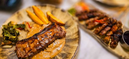 Foto de Nueva york tira lomo carne de res carne de res con salsa de champiñones y cuñas de patata y ensalada chapada en un hermoso plato en una casa de filetes - Imagen libre de derechos