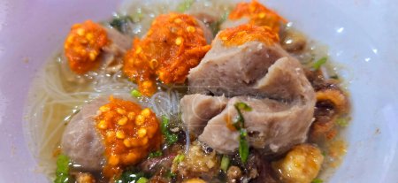 Bakso, indonesischer Frikadellen-Stil, serviert mit Rinderbrühsuppe und Nudeln mit gebratenen Zwiebeln und Frühlingszwiebeln gepaart mit Chili-Sauce an der Spitze, sehr berühmtes asiatisches Street Food