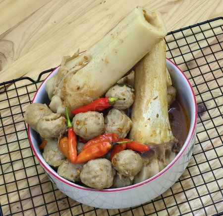 Leckere indonesische Fleischbällchen mit riesigen Knochen enthalten Knochenmark in würziger Rindfleischbrühe und Chili in einer Schüssel serviert