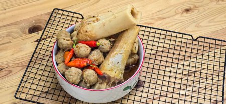 Leckere indonesische Fleischbällchen mit riesigen Knochen enthalten Knochenmark in würziger Rindfleischbrühe und Chili in einer Schüssel serviert