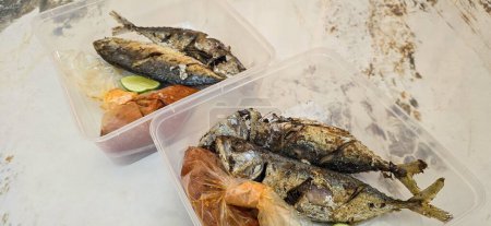 Gebratene Makrele serviert mit separater Chilisoße und Limette, oder Ikan kembung goreng genannt. ikan banyar goreng mit rica sambal in indonesischer Sprache, Fried Rastrelliger sp. Fischproteinquelle, die billig ist. Perfekt für Rezept, Artikel oder jeden Koch