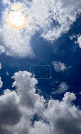 Magnifique belle forme de cumulonimbus nuages ciel bleu nuage dégradé lumière fond blanc. Beauté clair nuageux au soleil calme fond d'air lumineux. pour contenu multimédia et blog