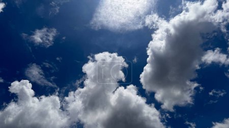 Magnífica hermosa forma de cumulonimbus nubes cielo azul degradado luz fondo blanco. Belleza clara nublado a la luz del sol calma fondo de aire brillante. para contenido multimedia y blog