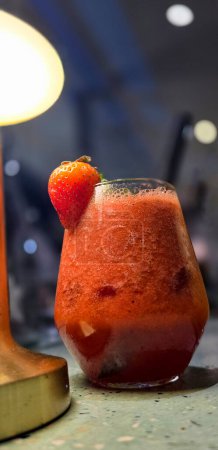 Fruchtcocktail Smoothie Diät Detox, tropische Früchte Sommer-Cocktail mit Garnitur und Eis auf Restaurant Hintergrund. Minimale Kaltgetränke.