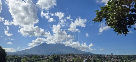 Hermosa vista del paisaje matutino del Monte Salak o Gunung Salak tomada de la zona de batu tulis en el centro de la ciudad de Bogor Indonesia oeste java