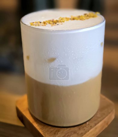 Téléchargez les photos : Café glacé frais en verre avec crème mousseuse pour votre conception, concept alimentaire dans le style, espace de copie pour la création de contenu - en image libre de droit