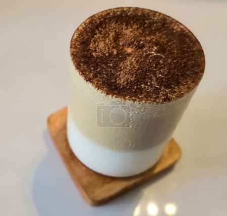 Café glacé frais en verre avec crème mousseuse pour votre conception, concept alimentaire dans le style, espace de copie pour la création de contenu