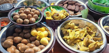 plats servis dans la nourriture indonésienne Riz Liwet. Riz traditionnel javanais servi avec poulet, tofu, tempeh, légumes, piment, oeuf dans la nourriture de rue