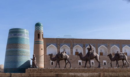 caravana de camellos en la torre de qala de Ichan, monumento histórico y arquitectónico en Khiva, Uzbekistán