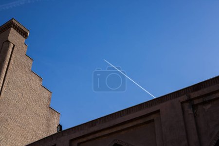 pista de avión en el cielo azul, triángulo de edificios, Uzbekistán