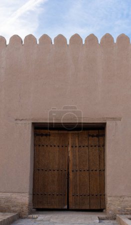 Puertas en Ichan qala, monumentos históricos y arquitectónicos en Khiva, Uzbekistán