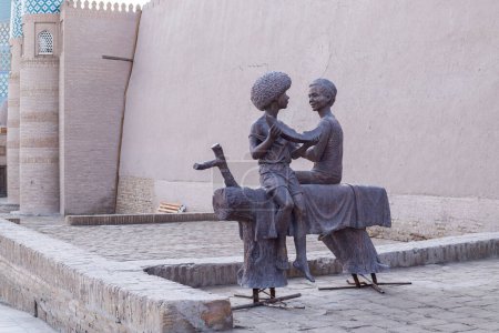 niños comiendo sandía monumento en Ichan qala, Khiva, Uzbekistán