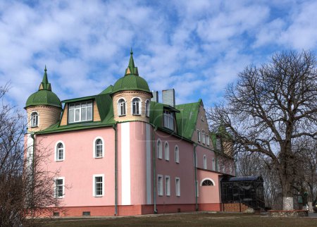 Téléchargez les photos : Un des bâtiments du monastère Sainte Trinité Motroninsky. Ukraine. Région de Cherkasy, Melnyky village - en image libre de droit
