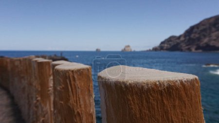 Téléchargez les photos : Clôture en bois près de la mer - en image libre de droit