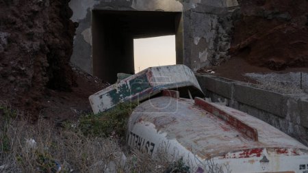 Téléchargez les photos : Bateau endommagé abandonné dans un bâtiment en décomposition - en image libre de droit