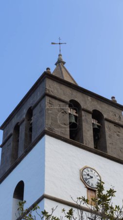 Torre del reloj vintage, diseño clásico, cielo azul claro