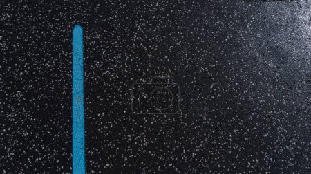Foto de Línea azul vibrante, carretera urbana con textura - Imagen libre de derechos