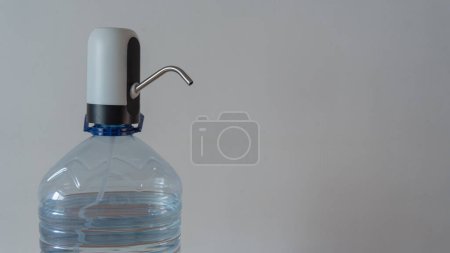 Dispensador manual de agua, puro y simple