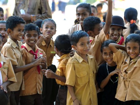 Téléchargez les photos : Maumere, Flores, Indonésie- 23 mai 2023 : un groupe d'enfants en uniforme scout souriant à la caméra - en image libre de droit