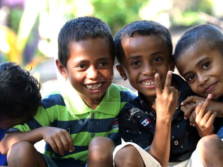 Téléchargez les photos : Maumere, Flores, Indonésie- 23 mai 2023 : Des garçons asiatiques souriants regardant la caméra. - en image libre de droit