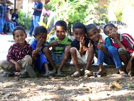 Téléchargez les photos : Maumere, Flores, Indonésie- 23 mai 2023 : Des garçons asiatiques souriants regardant la caméra. - en image libre de droit