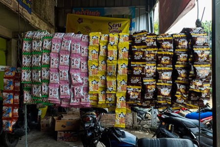 Foto de Yakarta, Indonesia - 03 de marzo de 2024: Varias marcas de chips y aperitivos importados en tiendas callejeras. - Imagen libre de derechos