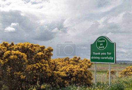 Téléchargez les photos : Ecosse, Royaume-Uni - 9 mai 2023 - Retournez vite signifier revenez bientôt sur un panneau lorsque vous quitterez un village écossais - en image libre de droit