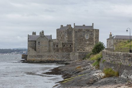 Téléchargez les photos : Blackness, Écosse, Royaume-Uni - 18 août 2023 - Château de Blackness sur le bord du rivage avec un ciel lunaire - en image libre de droit