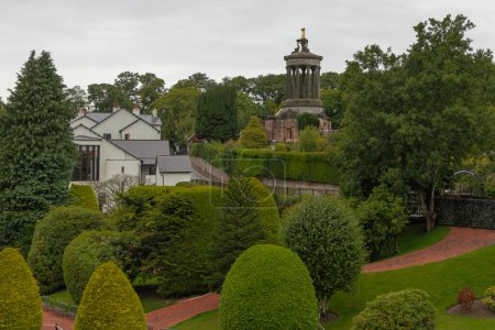 Téléchargez les photos : Alloway, Écosse, Royaume-Uni- 31 juillet 2023 - Vue d'en face du monument Robert Burns - en image libre de droit