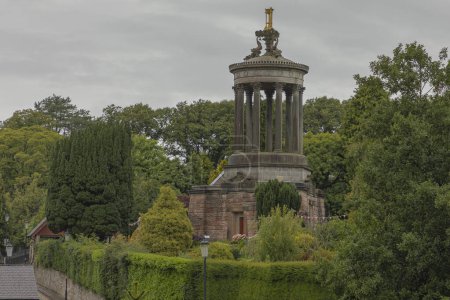 Téléchargez les photos : Alloway, Écosse, Royaume-Uni - 31 juillet 2023 - Regardant de près le monument Robert Burns - en image libre de droit