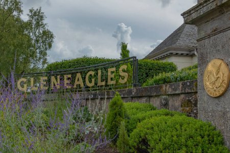 Téléchargez les photos : Gleneagles, Écosse, Royaume-Uni - 13 août 2023 - L'entrée du terrain de golf de Gleneagles et hôtel avec signalisation dorée - en image libre de droit