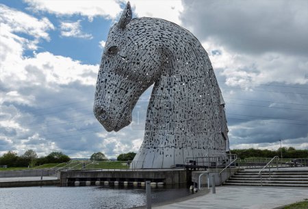 Téléchargez les photos : Falkirk, Écosse, Royaume-Uni - 10 mai 2023 - - Une des deux sculptures Kelpies se trouvait à la jonction des deux canaux contre un ciel bleu - en image libre de droit