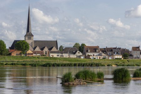 Foto de Mirando a través del río Loira en un edificio de la iglesia y una fila de casas - Imagen libre de derechos