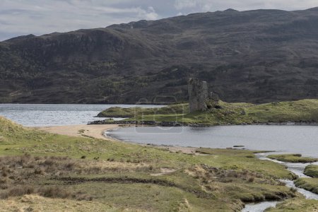Foto de Castillo abandonado y abandonado cerca de una playa en el extremo norte de la costa oeste de Escocia - Imagen libre de derechos