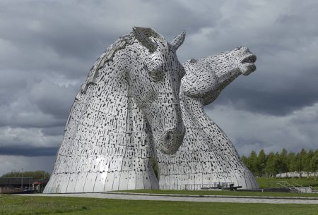 Téléchargez les photos : Falkirk, Écosse - 10 mai 2023 - La sculpture Kelpies se trouvait à la jonction des deux canaux - en image libre de droit