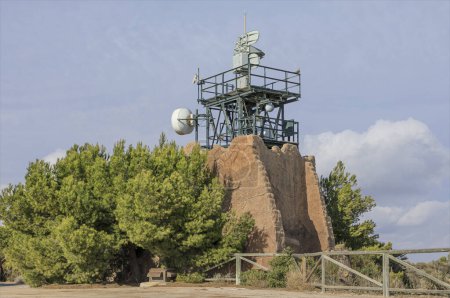 Radar en la cima de una montaña junto al mar en perfecto estado de funcionamiento