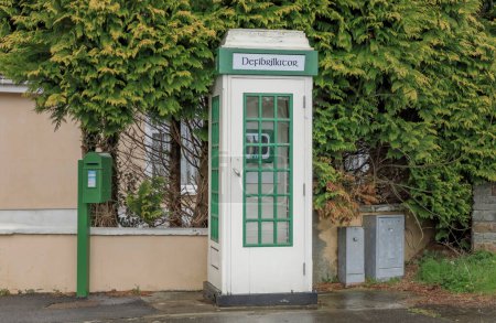 Foto de Una máquina desfibriladora guardada para el público en una vieja cabina telefónica irlandesa verde - Imagen libre de derechos