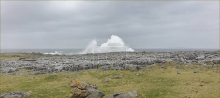 Flut zeigt über den Klippen von The Burren ein Kalksteinpflaster