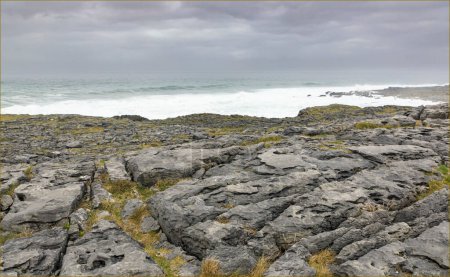 Einzigartige Kalksteinpflaster, die zu einer rauen Meereslandschaft in der Grafschaft Clare Irland führen