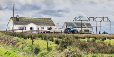 Typisch irischer Kleinbetrieb in der Grafschaft Clare mit Heimat und Arbeitsplatz