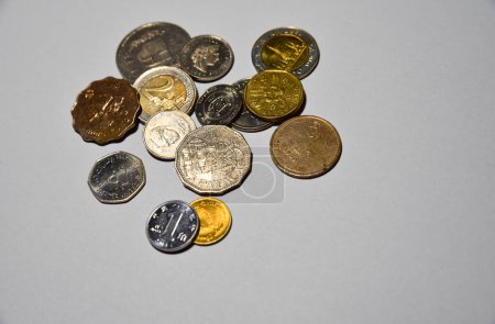 Foto de Monedas sobre fondo gris - Imagen libre de derechos