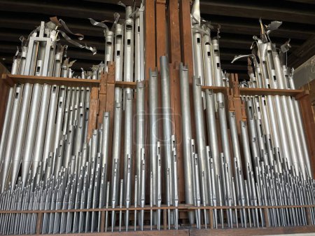 Téléchargez les photos : L'orgue est le plus grand instrument de musique à clavier en laiton, composé d'un ensemble de tuyaux dans lesquels l'air est pompé. Photo de haute qualité - en image libre de droit