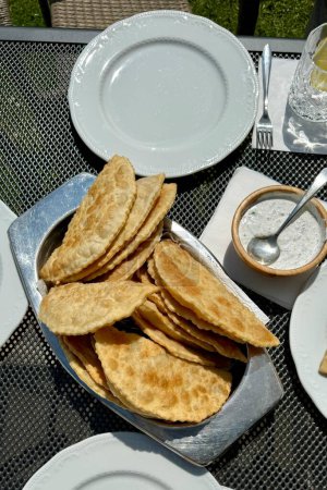 En el picnic, se preparan deliciosos chebureks calientes con carne para degustar. Foto de alta calidad